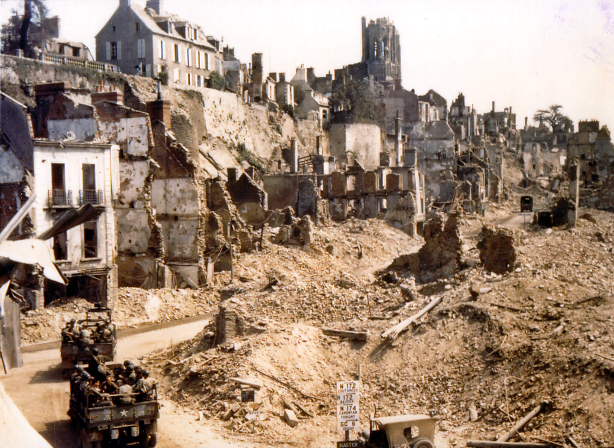 saint-lo-1944 une partie de la ville de saint lô détruite lors de la guerre 1944